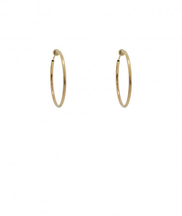 Créoles à clip dorées de 3 cm. Oreilles non percées.