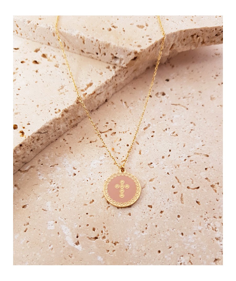 Pendentif médaille rose poudré croix acier doré