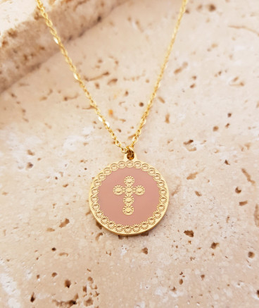 Pendentif médaille rose poudré croix acier doré
