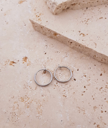 Fines créoles à clip rhodiées diamètre 1,5 cm pour oreilles non percées