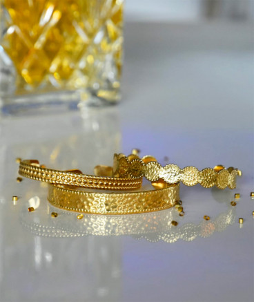 Bracelet jonc médaillons martelés acier doré 1 cm