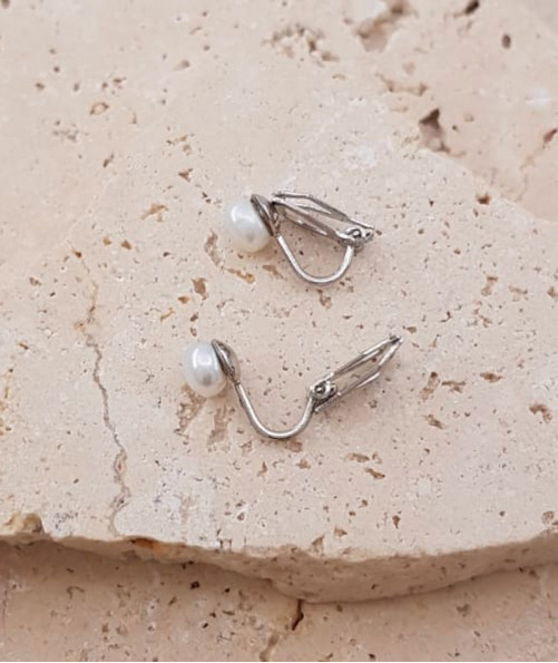Boucles oreilles clip rhodiées perle nacrée 6 mm. (non percées)