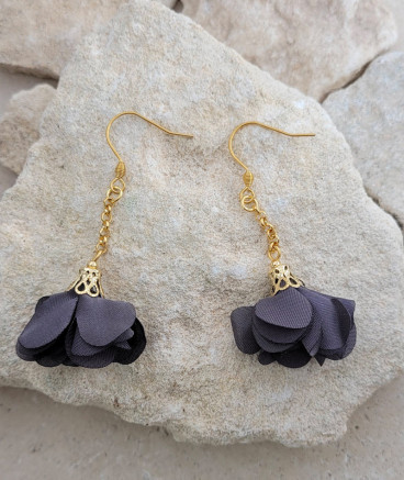 Boucles d'oreilles fleur grise