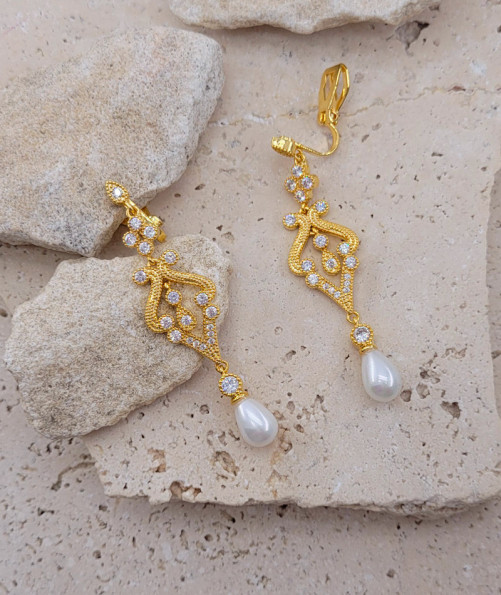 Boucles d'oreilles clip pendantes perles et strass dorées