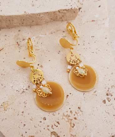 Boucles d'oreilles clips breloques beige doré