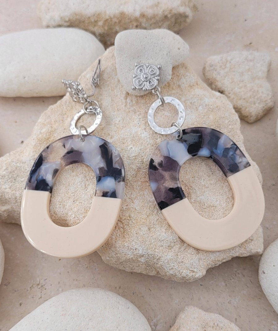 Boucles d'oreilles à clip résine gris et beige (non percées)