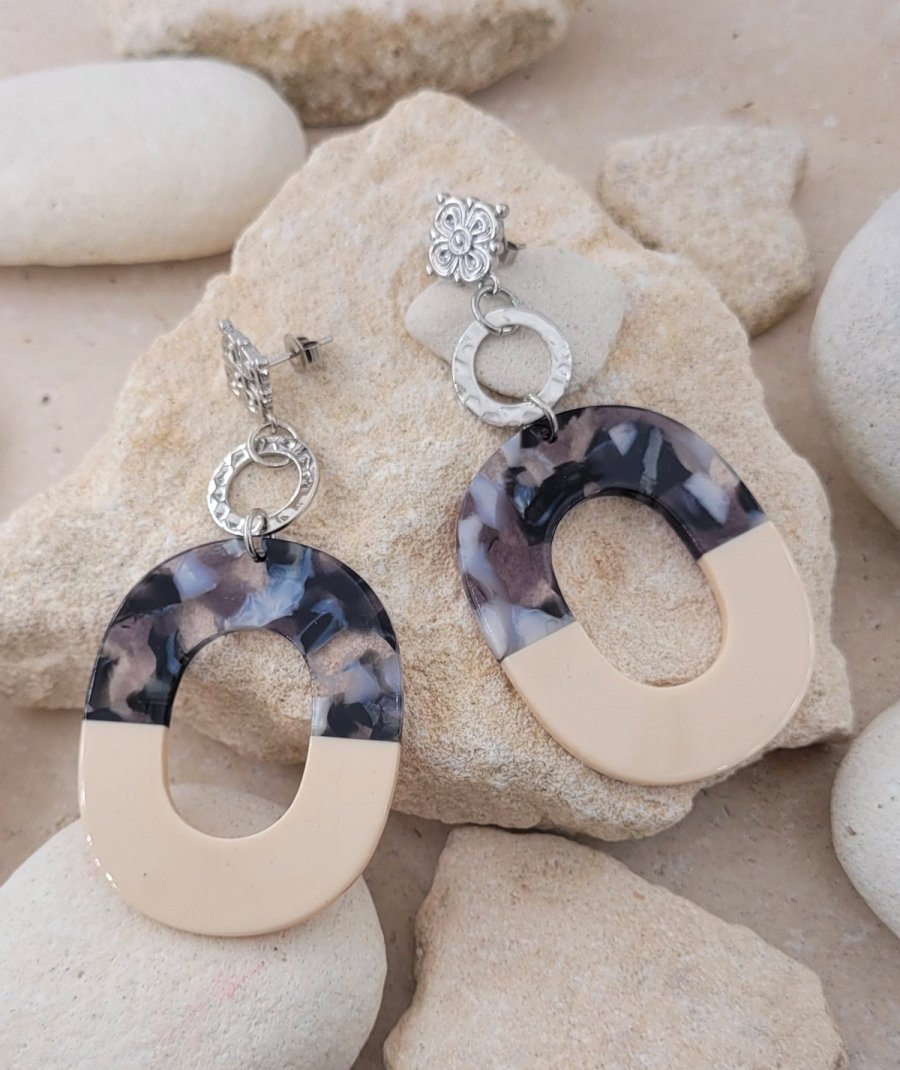 Boucles d'oreille résine gris et beige