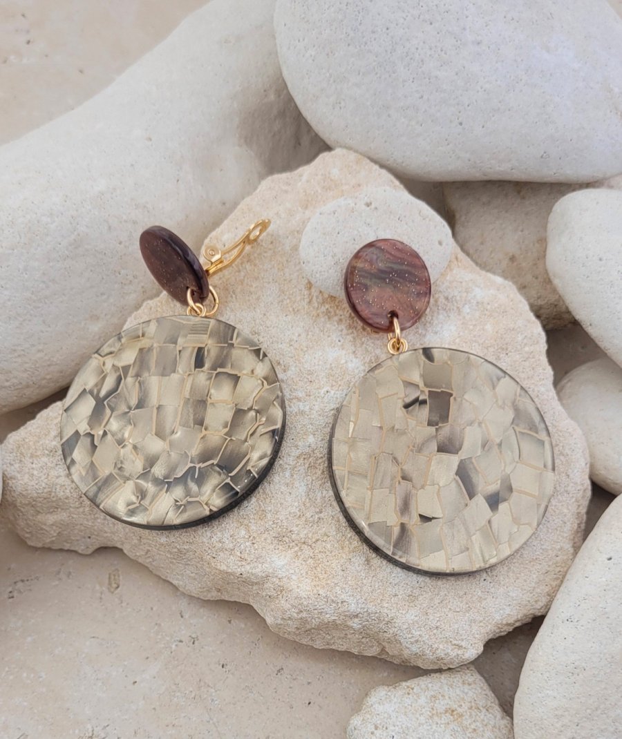 Boucles oreilles clips résine nacre taupe