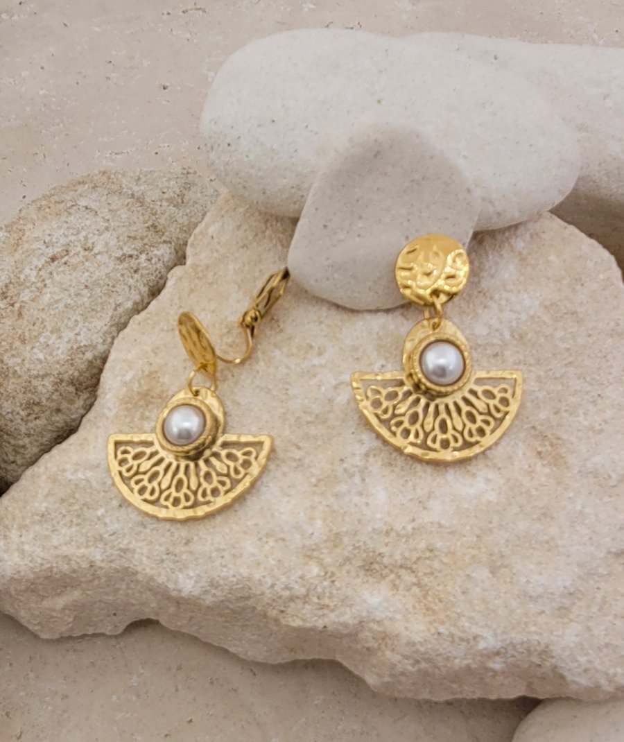 Petites boucles d'oreilles à clips en acier doré et une perle, légères et confortables  - L'Ultra-confort par Tara Pépita
