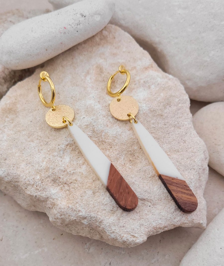 Boucles d'oreilles à clip blanches et bois