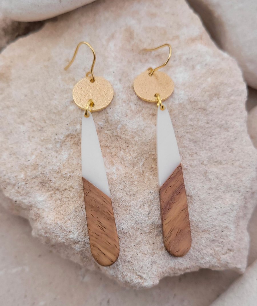 Boucles d'oreilles blanches et bois