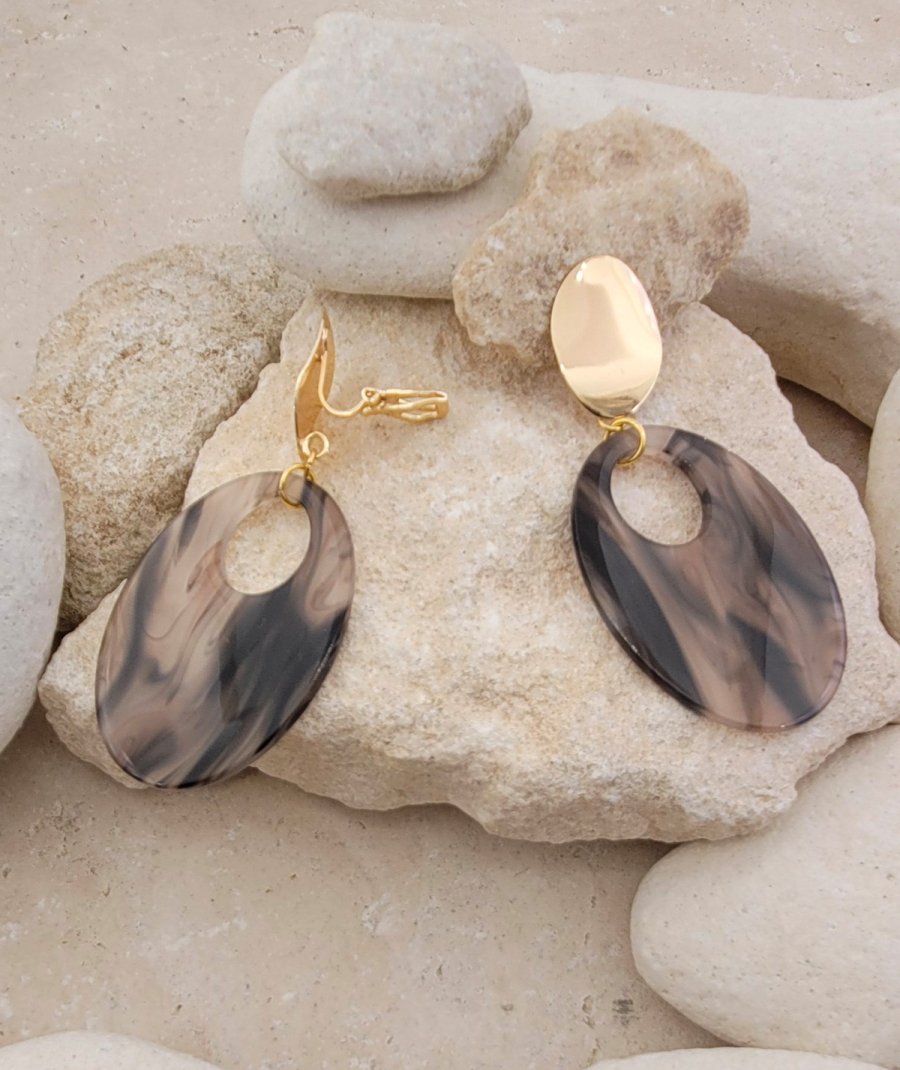 Boucles oreilles clips résine tons bruns (non percées)