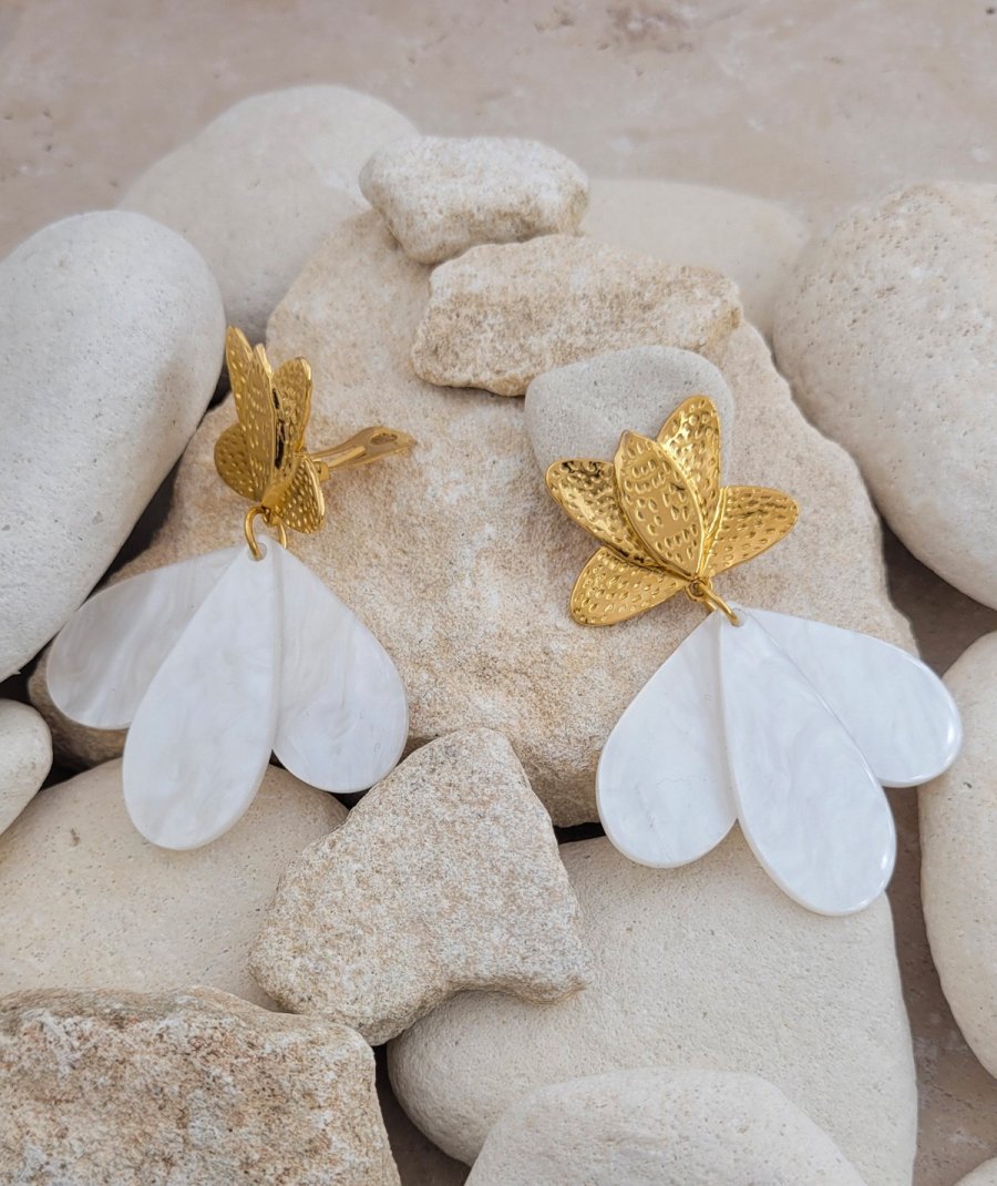 Boucles oreilles clips acier fleur blanche et or