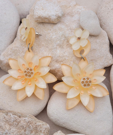Boucles oreilles nénuphars beige