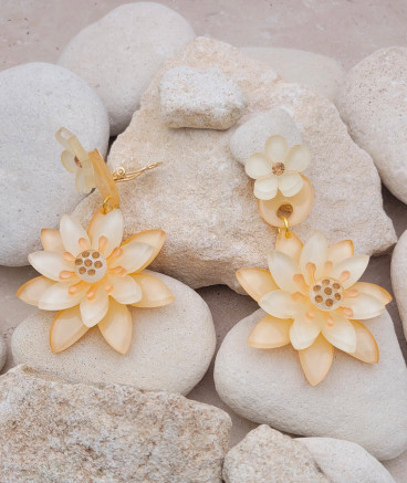 Boucles oreilles clips nénuphars beige
