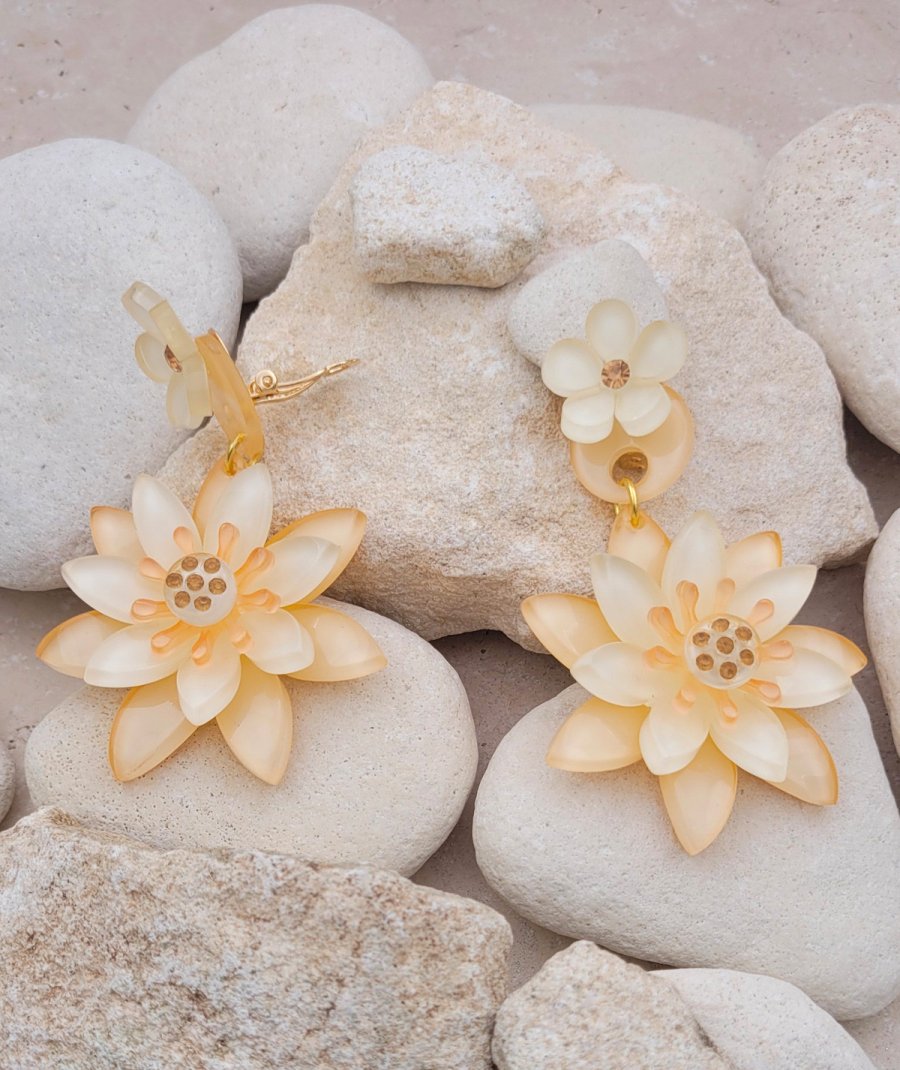 Boucles oreilles clips nénuphars beige