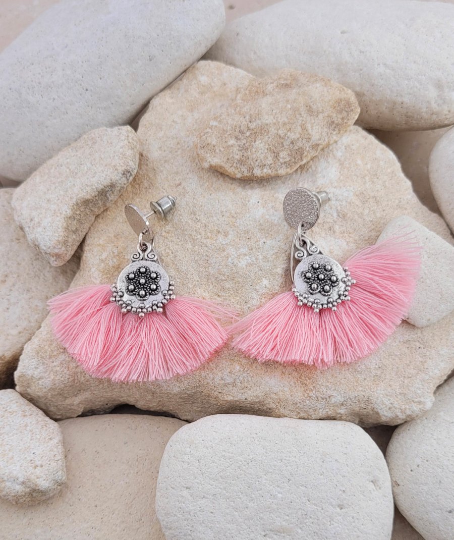 Boucles oreilles pompons rose clair