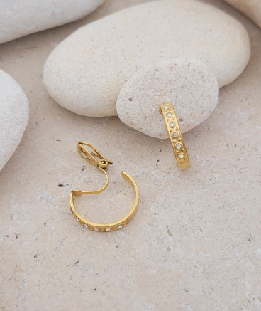 Petites créoles en acier doré et petits zircon pour les oreilles non percées avec un système clip confortable
