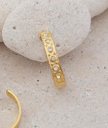 Petites créoles en acier doré et petits zircon pour les oreilles non percées avec un système clip confortable