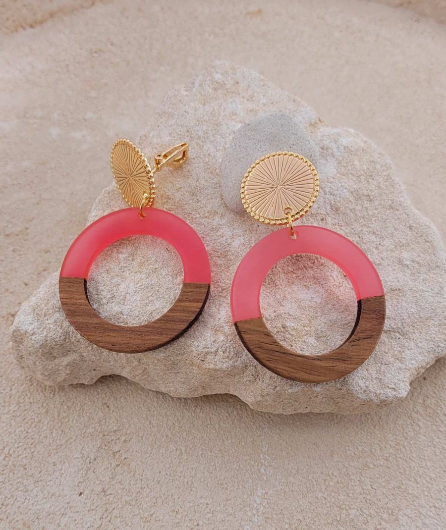 Boucles oreilles clips légères rondes, en bois et résine rose.