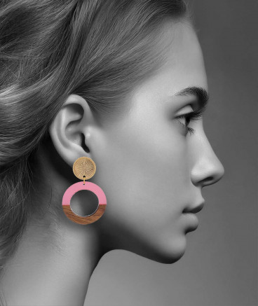 Boucles oreilles clips légères rondes, en bois et résine rose.