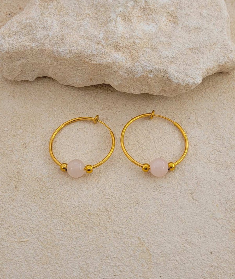 Créoles clip acier doré 3 cm avec charms en quartz rose clair.