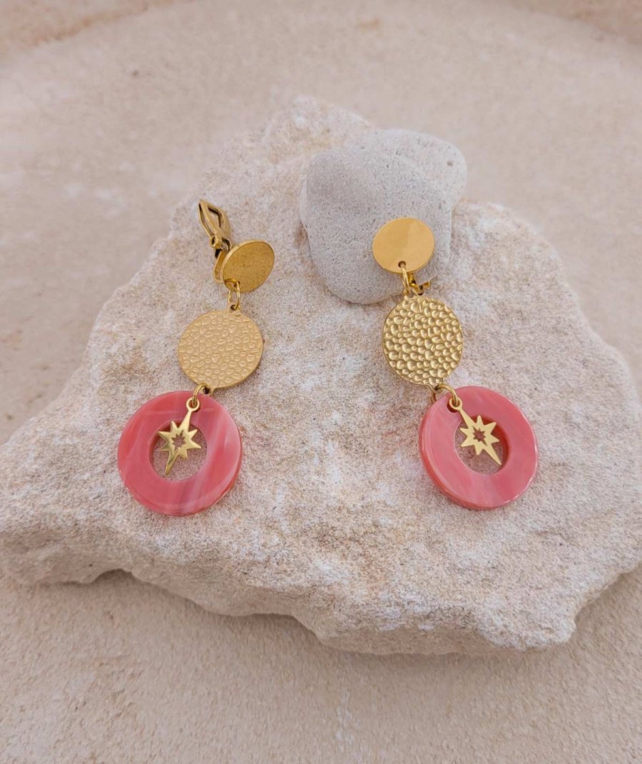 Petites Boucles d'oreilles à clips pendantes en acier et pendant rose  - L'Ultra-confort par Tara Pépita