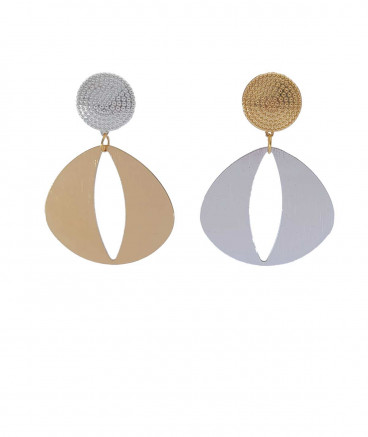 Boucles d'oreilles clip asymétriques géométriques. L’une dorée et argentée et l’autre en sens inverse. Originales.