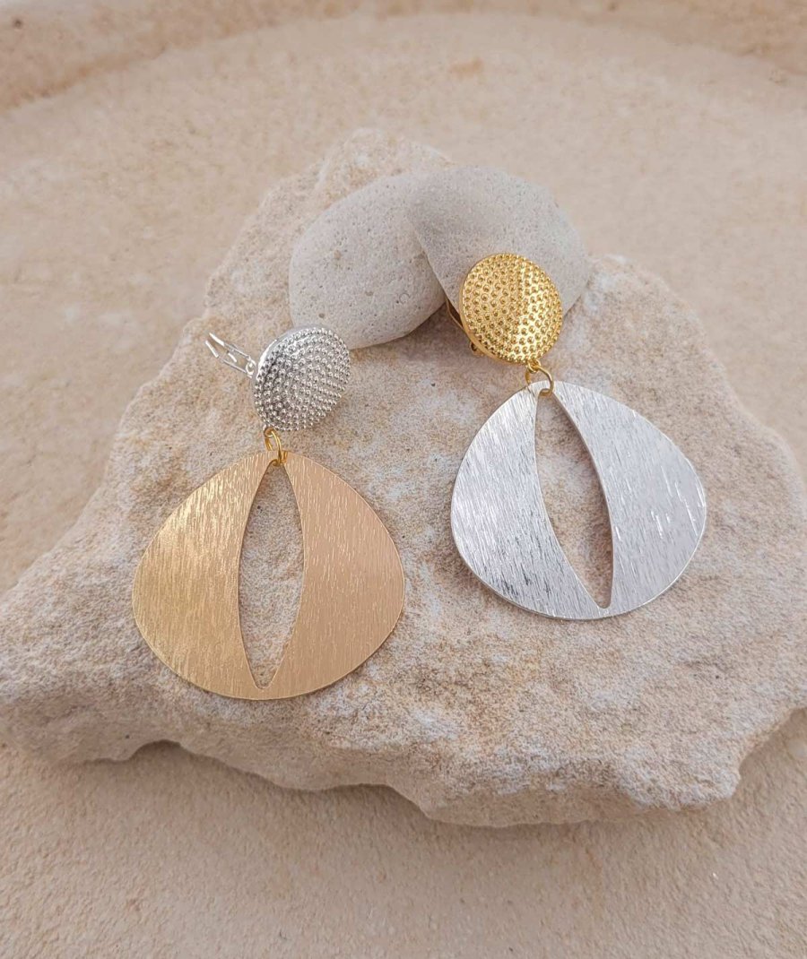 Boucles d'oreilles clip asymétriques géométriques. L’une dorée et argentée et l’autre en sens inverse. Originales.