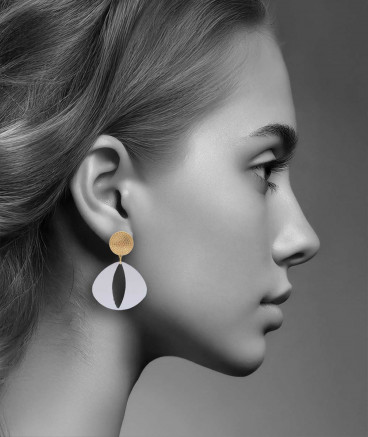 Boucles d'oreilles clip asymétriques géométriques. L’une dorée et argentée et l’autre en sens inverse. Originales.