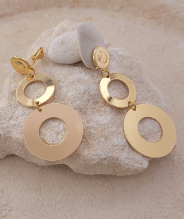 Boucles d'oreilles clips pendantes avec 2 anneaux plats dorés.