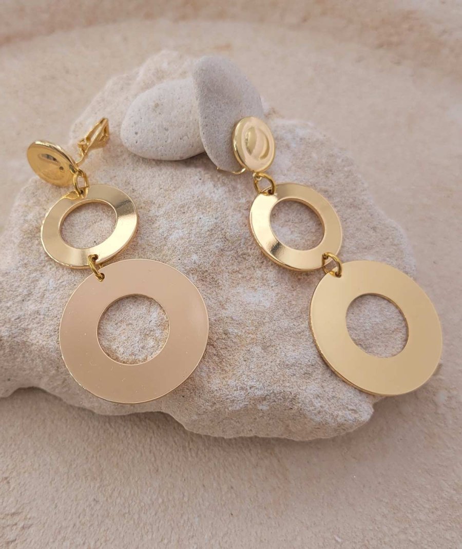 Boucles d'oreilles clips pendantes avec 2 anneaux plats dorés.