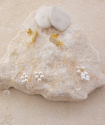 Boucles d'oreilles mariage en fil de fer doré avec des fleurs en perles. Fines, confortables et légères.
