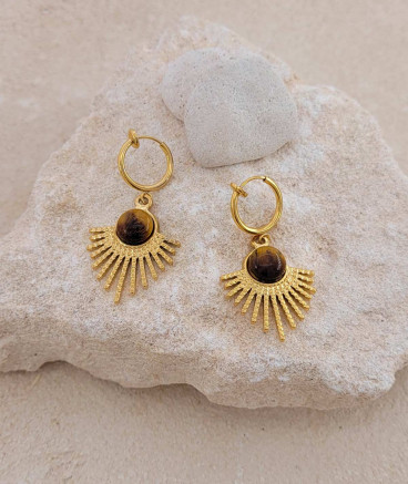 Petites Boucles oreilles pendantes à clips en  acier doré avec une perle oeil de tigre.
