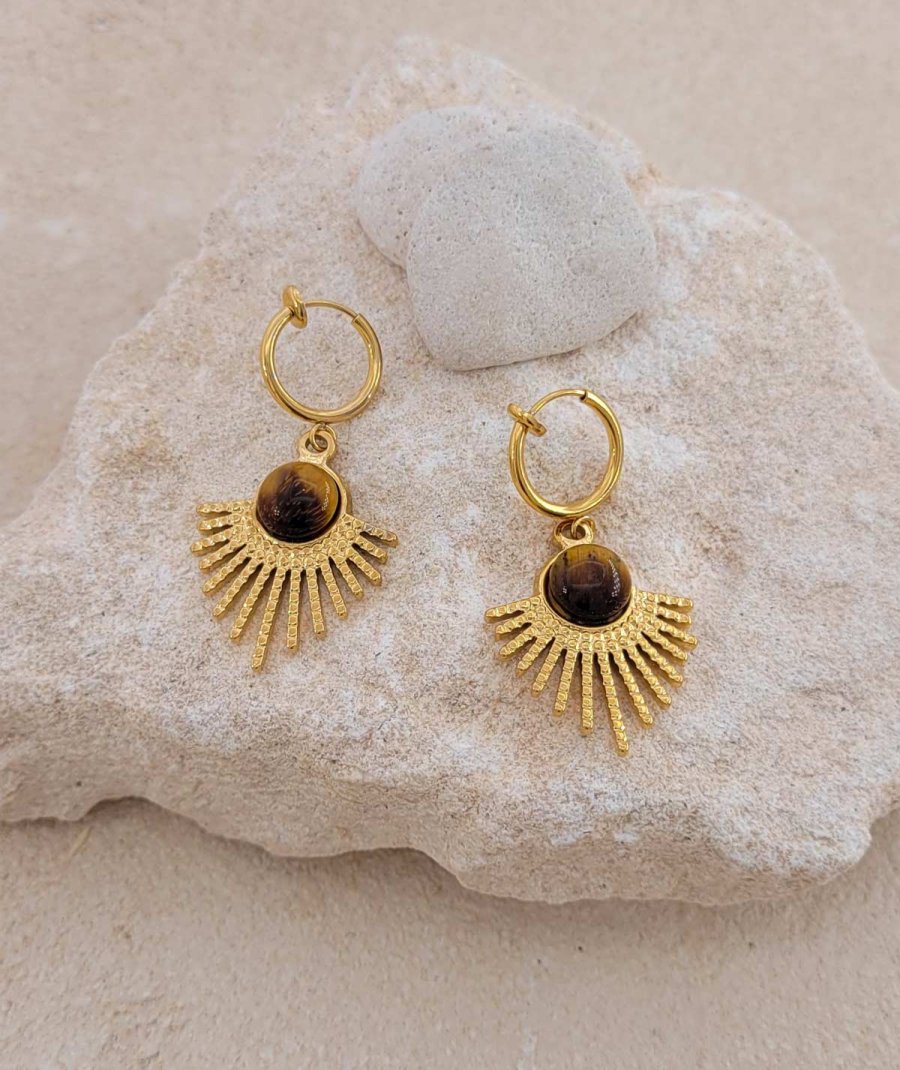 Petites Boucles oreilles pendantes à clips en  acier doré avec une perle oeil de tigre.