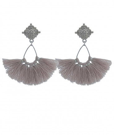 Boucles oreilles à clips avec pompons couleur gris perle.