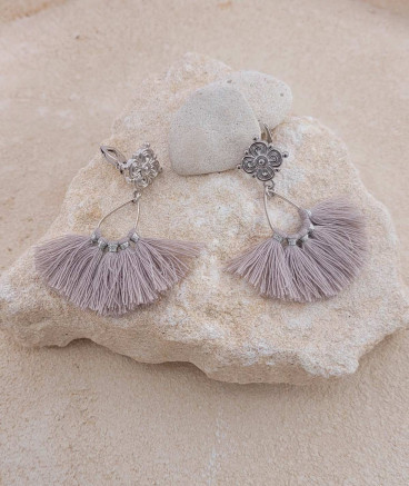 Boucles oreilles à clips avec pompons couleur gris perle.