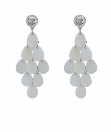Boucles d'oreilles clips pendantes en véritable nacre blanche. Lumineuses et mobiles et très flatteuses.