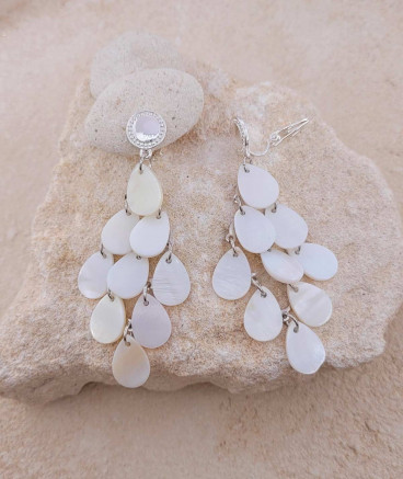 Boucles d'oreilles clips pendantes en véritable nacre blanche. Lumineuses et mobiles et très flatteuses.