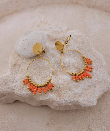 Boucles d'oreilles clip acier, du cristal corail sur une fine créole. Légèreté et confort assuré.