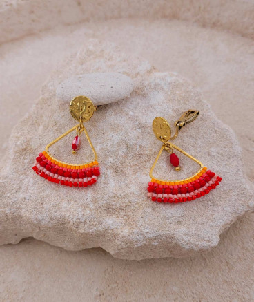 Petites boucles  d’oreilles clip non percées en acier doré et perles rouge orange. À porter tous les jours.