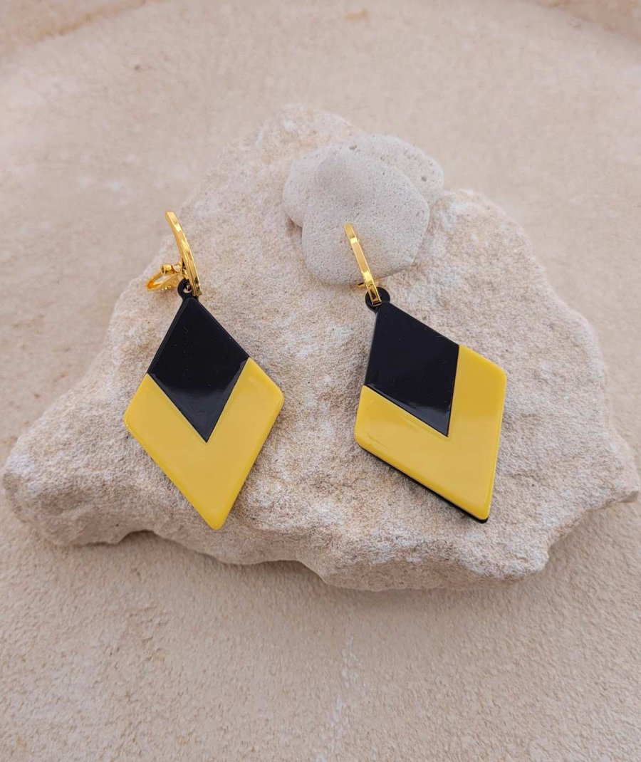 Boucles d'oreilles à clips, un look vintage avec son losange jaune et noir.