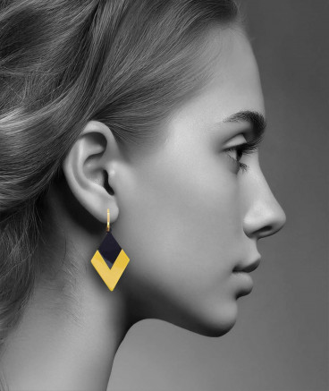 Boucles d'oreilles à clips, un look vintage avec son losange jaune et noir.