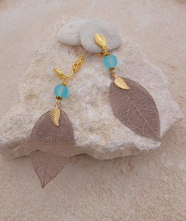 Boucles oreilles clips parfaites, pendant filigrane feuille taupe. Ultra légères, ultra confort.