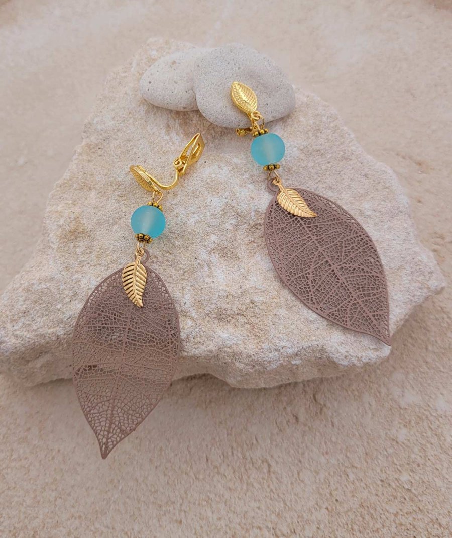 Boucles oreilles clips parfaites, pendant filigrane feuille taupe. Ultra légères, ultra confort.