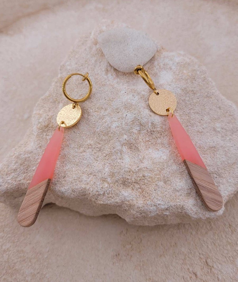Boucles d'oreilles à clip rose et bois Confort quotidien – Création Tara Pépita