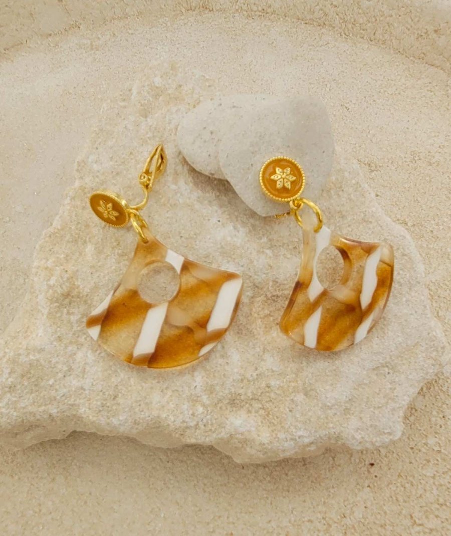 Boucles d'oreilles pendantes non percées de taille moyenne blanc et camel  - L'Ultra-confort par Tara Pépita