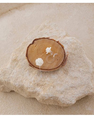 Petites puces camélia blanc à clip de 8 mm sans perçage à porter tous les jours - L'ultra confort par Tara Pépita