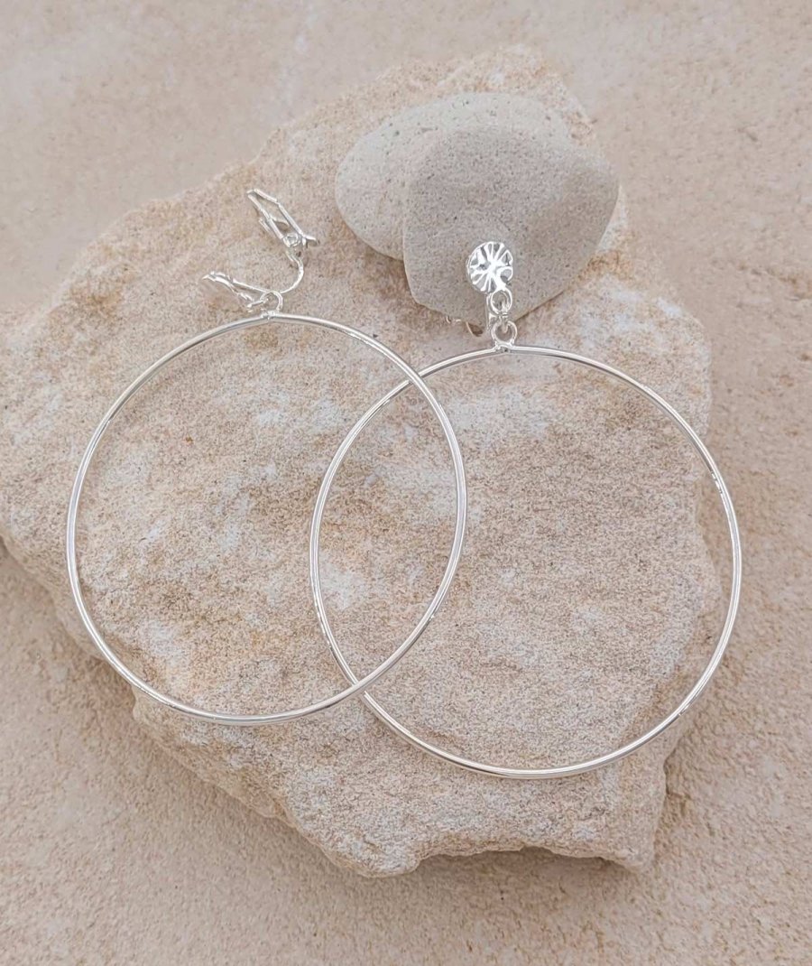 Grandes boucles d'oreilles à clips anneau fin argenté  - L'Ultra-confort par Tara Pépita