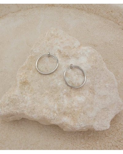 Créoles à clip rhodiées 2cm pour oreilles non percées.
